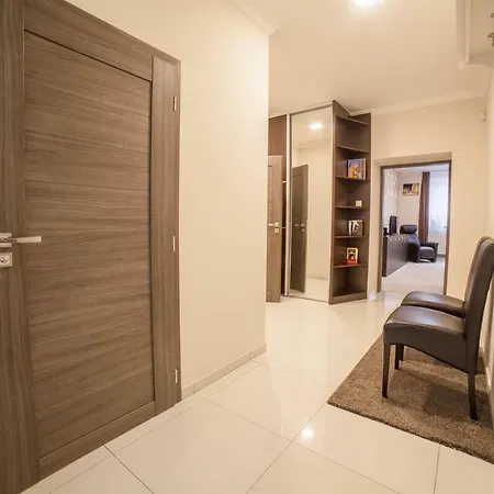 Spacious In Center Apartment *